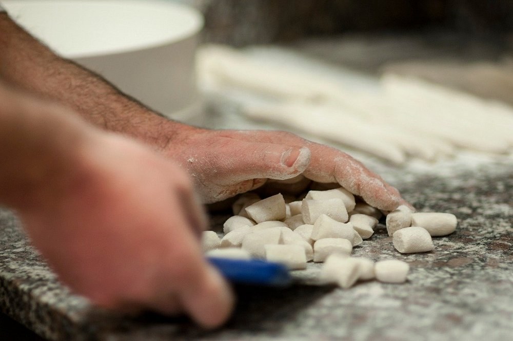 Gnocchi appena tagliati, raccolti a mano sul banco